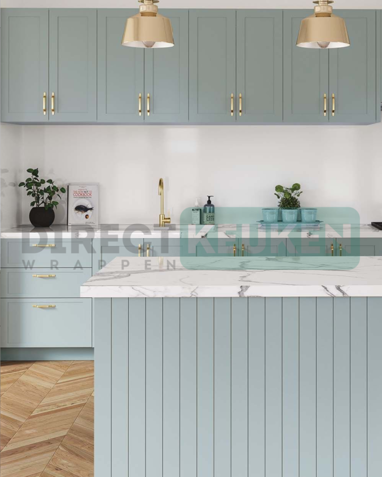 Lichtgroene keuken met kaderfronten, goudkleurige grepen en een marmerlook werkblad