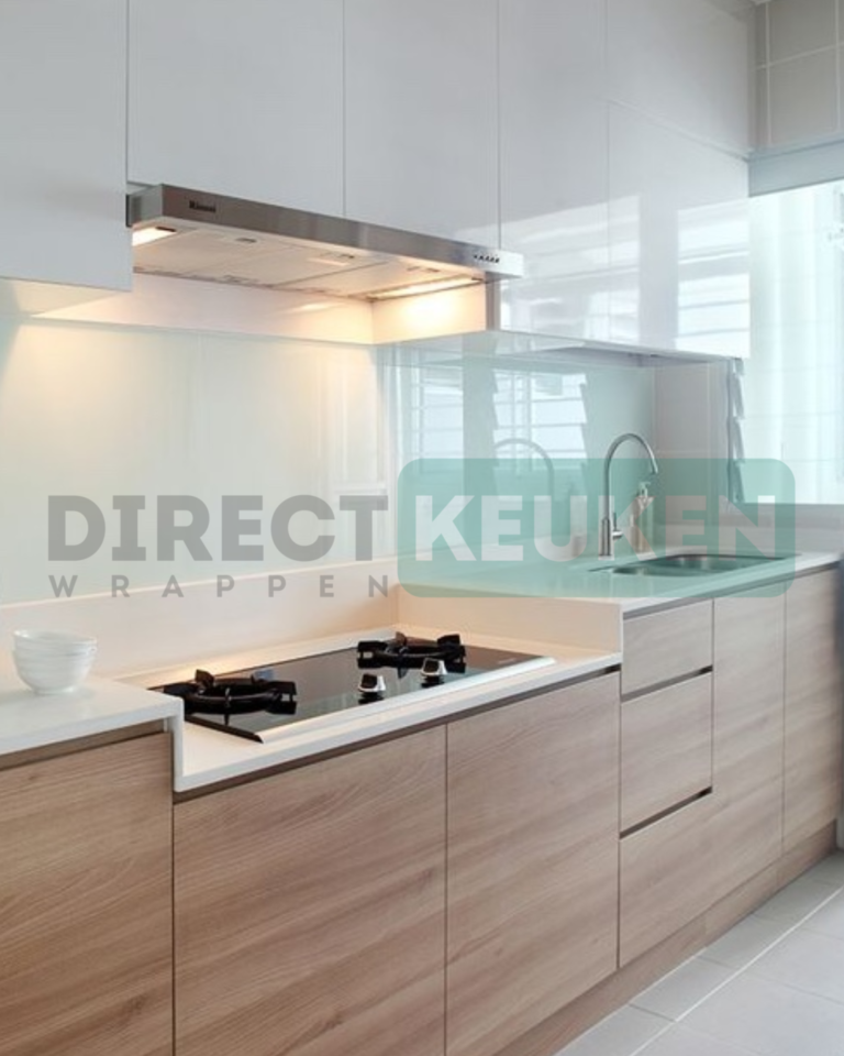 Keuken met houtlook onderkasten, witte bovenkasten en een licht werkblad