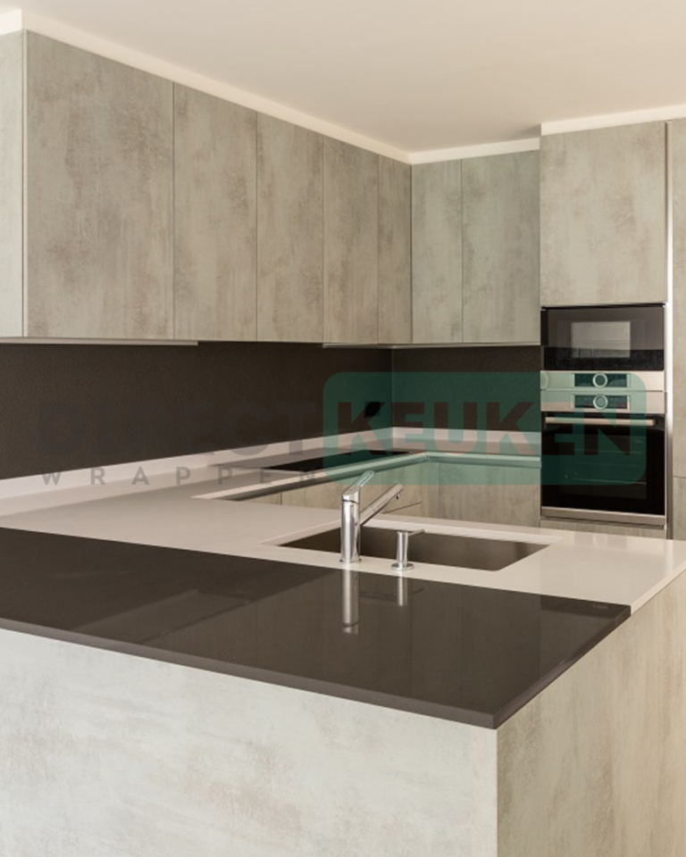 U-vormige keuken met betonlook kastfronten, een donker achterpaneel en ingebouwde ovens