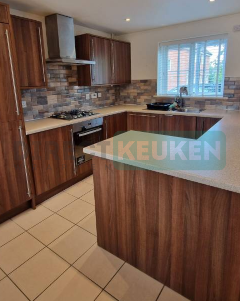 U-vormige keuken met donkere houtlook kastfronten en een licht werkblad